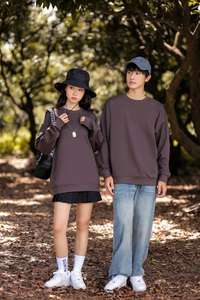 Pull en batik uni à col rond pour hommes et femmes, ample et décontracté, avec logo personnalisable. - Product Image 3