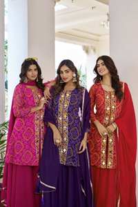 Conjunto Kurta Sharara Corto por Encima de la Rodilla de Rayón Rojo Unity Luxure con Estampado Bandhani, Trabajo de Espejos y Dupatta a Juego, Ropa Étnica Festiva - Product Image 4