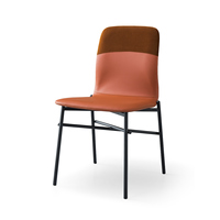 Chaise de salle à manger moderne en cuir avec siège rembourré et dossier haut et cadre en tube d'acier