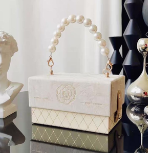 Großhandel Maßgefertigte Romantische Valentinstag-Hochzeits-Geschenkbox aus Samt mit PU-Ledergriff, Blumendesign und Magnetverschluss in Vier Farben - Product Image 2