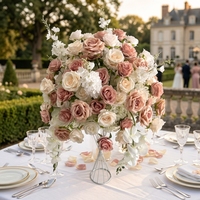 Arrangement floral exquis thème coucher de soleil orange brûlé pour centre de table de restaurant, rose cannelle pour mariage