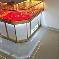Vitrines à bijoux en verre trempé personnalisées, durables, avec éclairage LED, faciles à nettoyer, finition or/blanc pour les bijouteries