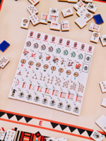 Jeu de Mahjong américain de voyage, 160 tuiles, tuiles en acrylique à 4 couches avec tapis, boîte de rangement en acrylique transparente, supports magnétiques pour tuiles