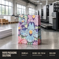 Sac cadeau en papier imprimé floral avec logo personnalisé et poignée en papier torsadé pour emballage de cosmétiques et de parfums, vente en gros