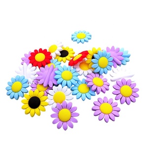 Abalorios de silicona con diseño de girasol para pulseras, bolígrafos, llaveros y collares - Product Image 1