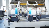 Sierra de corte de perfil de aluminio de doble cabezal integrada de precisión CNC con hoja de 550 mm para muros cortina y ventanas