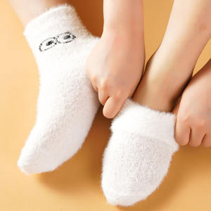 Calcetines de terciopelo de visón para mujer Otoño Invierno terciopelo grueso cálido todo-fósforo blanco peludo dibujos animados bordado expresión Calcetines - Product Image 5