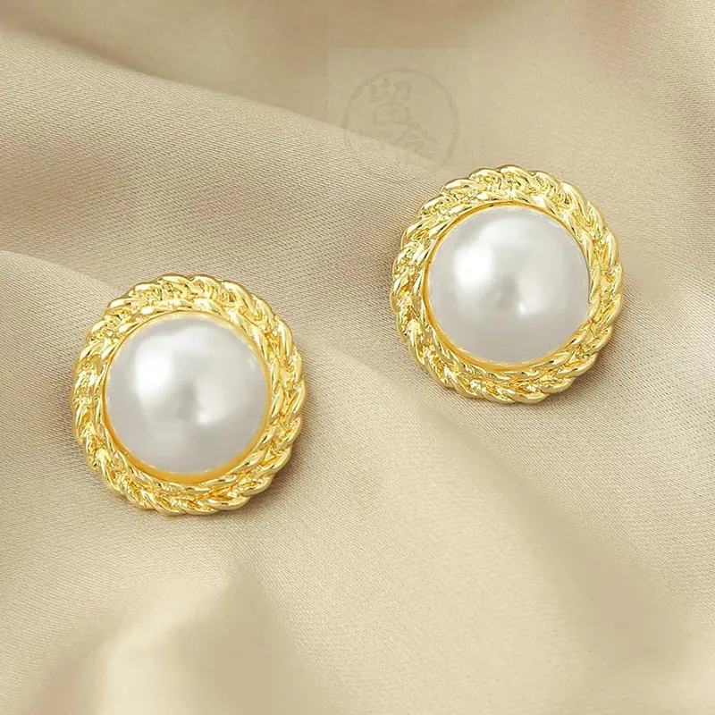 Orecchini di perle alla moda ed eleganti con una vasta gamma di forme geometriche e orecchini di lusso