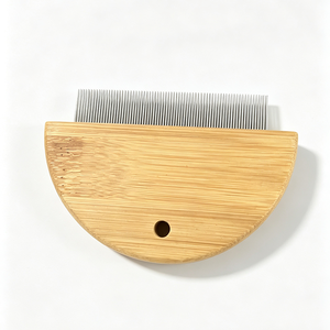 Peigne de nettoyage pour animaux de compagnie à poignée en bambou et picots métalliques fins, pour l'élimination <span class=keywords><strong>des</strong></span> <span class=keywords><strong>puces</strong></span>, <span class=keywords><strong>des</strong></span> pellicules et <span class=keywords><strong>des</strong></span> poils lâches chez le chat, le chien, le chiot et le <span class=keywords><strong>chaton</strong></span>, à suspendre pour un rangement facile. - Product Image 1