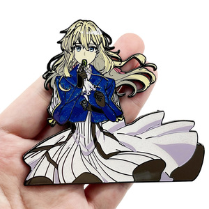 Spilla in lega di Anime viola <span class=keywords><strong>Evergarden</strong></span> da 10cm spille a bottone a fumetti spille per vestiti accessori smaltati con distintivo dei cartoni animati - Product Image 1