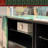 Console TV en marbre veiné artistique de style Art Déco GOLDKING, luxe pour salon, portes matelassées beiges, piliers verts, fabrication sur mesure CNC OEM