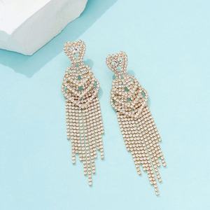Boucles d'oreilles pendantes à pampilles et strass exagérés, style doré, pour femme, best-seller de la mode européenne et américaine, polyvalentes et sexy, idéales pour les banquets - Product Image 3