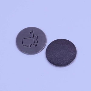 Vendita all'ingrosso di marcatori per palline da <span class=keywords><strong>golf</strong></span> personalizzati in lega di zinco da 25 mm con logo in rilievo per attrezzi da divot e clip per cappello - Product Image 3