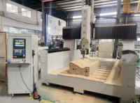 Routeur CNC industriel à 4 axes, machine de découpe et de fraisage automatique de contreplaqué lourd avec système de contrôle SYNTEC