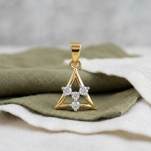 Pendentif en moissanite triangulaire en or jaune, charme géométrique minimaliste, bijoux unisexes à porter tous les jours - Product Image 2