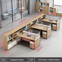 Ensemble de bureaux de personnel à usage commercial, design simple et moderne, en forme de bande pour trois personnes, avec écran de bureau, combinaison libre et mobile