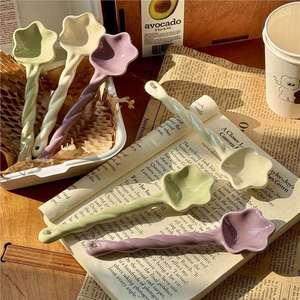Cuchara de cerámica con forma de estrella retorcida, color sólido, creativa, para café, postres, fiestas, estilo moderno - Product Image 3
