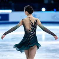 Costume de patinage artistique vert foncé dégradé avec strass, manches longues en maille pour la performance de danse sur glace en compétition