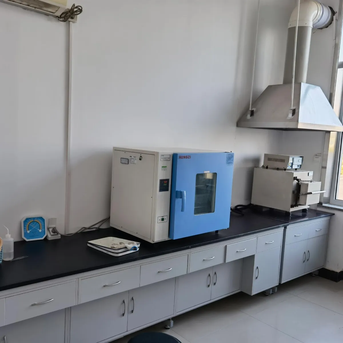 Short Low Lab furniture for Instrument Equipment Laboratory Benches High Temperature Resistance