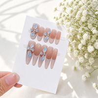 Faux ongles réutilisables faits main de luxe, motif floral bleu clair 3D, accents de perles élégants, dégradé nude blanc, pointe française