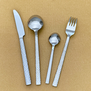 Set di Coltello, Forchetta e Cucchiaio in Acciaio Inox con Manico Quadrato e Finitura Martellata per Matrimoni e Feste - Product Image 5