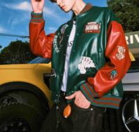 Blousons en cuir pour hommes style motard, streetwear, vintage, avec patchwork, broderie chenille, patchs logo et style Letterman, isolés