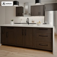 Meuble de cuisine en placage de bois Shaker avec îlot, portes à cadre noir, boîtes en panneaux mélaminés et options de rangement coulissants
