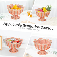 Handgeweven gegolfde PP rotan fruitkom met voet, decoratieve fruitmand voor aanrecht, voor snacks & snoepjes.