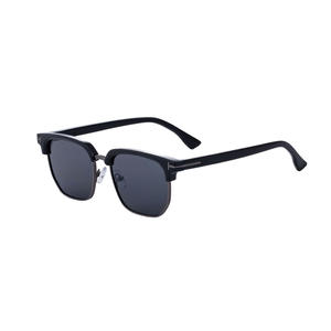 Gafas de Sol Cuadradas de Estilo Europeo Personalizadas para Hombre, Lentes de PC con Protección UV400, Tendencia en Instagram, Protección para Conducir al Aire Libre, Hechas en Taizhou - Product Image 2