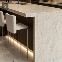 XINGRUO Meubles de cuisine italiens haut de gamme, îlot en marbre, design sans poignées, panneaux plats, sur mesure pour villa