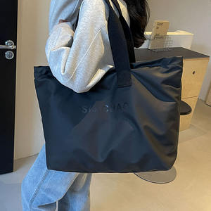 Vente en gros Sacs fourre-tout en nylon uni Sacs à provisions pour femmes Logo imprimé Sacs de plage imperméables 16 pouces Sacs à main portables pour le voyage - Product Image 4