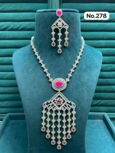 Conjunto de Collar de Boda Premium Adornado con un Impresionante Colgante de Piedra Preciosa Roja y Pendientes a Juego, Colección de Joyería de Moda Nupcial - Product Image 2