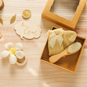 Juego <span class=keywords><strong>de</strong></span> regalo <span class=keywords><strong>para</strong></span> Recién Nacido Baby Shower, mordedor <span class=keywords><strong>de</strong></span> ganchillo y juguete <span class=keywords><strong>de</strong></span> madera, cepillo <span class=keywords><strong>de</strong></span> pelo, juguete suave <span class=keywords><strong>para</strong></span> niñas - Product Image 4