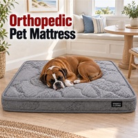 Matelas orthopédique personnalisé pour chien avec étiquette de marque et options d'emballage, plus un couvre-lit gris imprimé en tissu matelassé gris