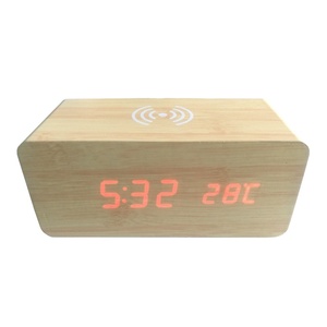 Reloj de madera LED barato con cargador inalámbrico Reloj de madera digital de cubo LED de mesa bonita pequeña - Product Image 1