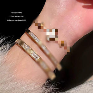 ขายส่งเครื่องประดับคุณภาพสูง ชุบทอง 18K กำไลข้อมือทองคำขาว สไตล์วินเทจ ประดับเพชรซิรคอน กำไลแฟชั่น - Product Image 2