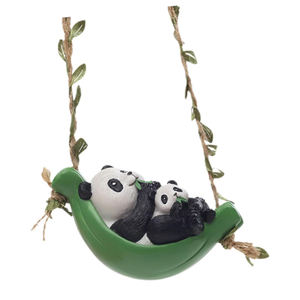 Escultura de columpio de mapache de resina de fábrica BSCI con adornos de decoración colgantes de jardín con linterna Solar - Product Image 3