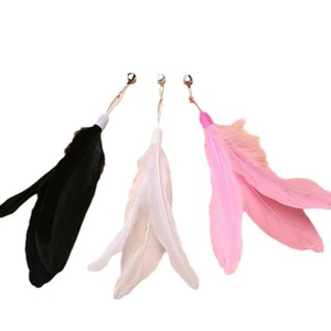 Cabezales de repuesto para varitas de juguete para gatos, incluyendo varitas de juguete para gatos con diseño de oruga arcoíris y varitas de nudo de madera, y campanas para gatos. - Product Image 2