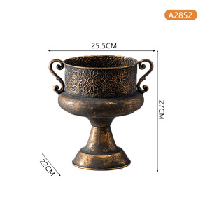 Vase à fleurs séchées en fer forgé antique, photographie de studio, ancien ornement décoratif, forme de trophée romantique français, style campagnard américain - Product Image 6