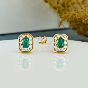 Pendientes de Oro de 14k: Halo de Diamantes Naturales, Centro de Esmeralda - Product Image 5