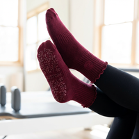Chaussettes de Pilates personnalisées avec logo, bord festonné, pour femmes, antidérapantes, avec lettres jacquard