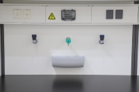 Meuble de laboratoire médical moderne en acier pour usage clinique-pour les écoles, les hôpitaux et les postes de travail avec bancs latéraux