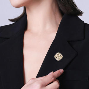 Vier blättrige Kleeblatt broschen für Frauen Kreative Anstecknadeln Elegante Zirkon brosche Bekleidungs zubehör Broche - Product Image 1