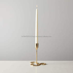 Candelabros dorados de metal de calidad estándar con patrones intrincados 3 juegos disponibles a granel - Product Image 4