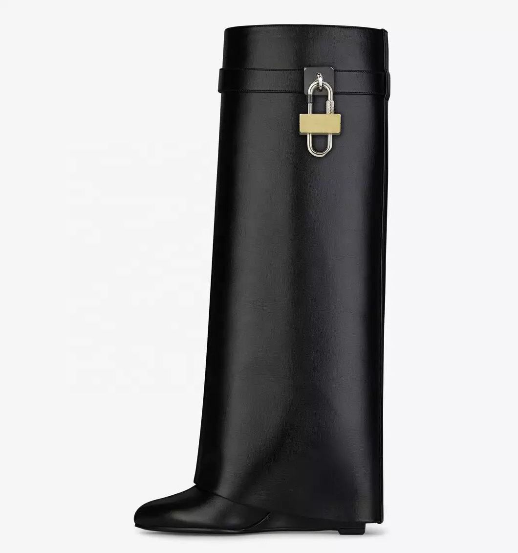 Botas negras boho chic con cuña interior estilo indio con flecos y hebilla
