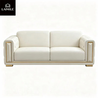 Ensemble de canapés en cuir de luxe moderne avec structure en métal doré et design capitonné pour salon, villa et appartement