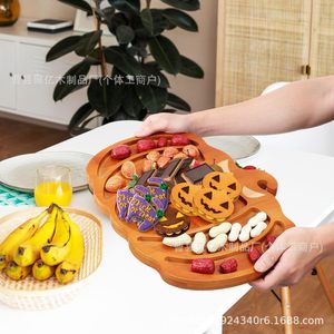 Bandeja de madera con forma de calabaza de Halloween para servir frutas, queso y aperitivos en fiestas - Product Image 1