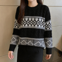 Pull en maille torsadée jacquard Fair Isle à col ras du cou pour femme, motif contrastant noir et blanc, épaules tombantes, manches longues à revers côtelés