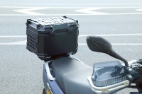 Boîte arrière de moto populaire en alliage d'aluminium, design évidé, noir élégant, à dégagement rapide, 45L