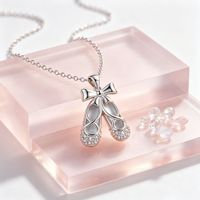 Collier pendentif chaussures de ballet pour filles et femmes, design nœud papillon, zircone cubique, collier ballerine, bijoux de danse tendance, cadeau
